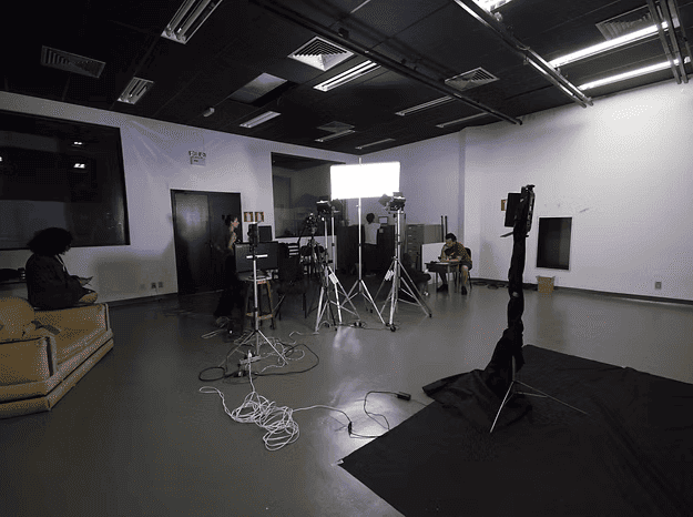 Foco coletivo: a preparação silenciosa que precede a gravação.